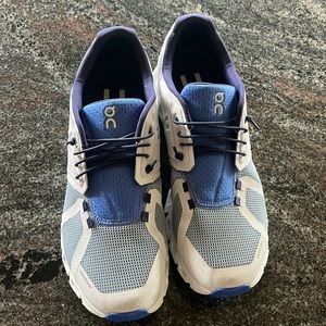 On cloud size 10 blue and white cloud 5 model